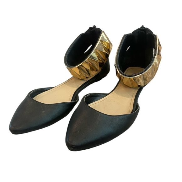 JUSTFAB Black Flat Closed Toe Shoes Gold Trim On Ankle - Size 6 - Picture 1 of 7
